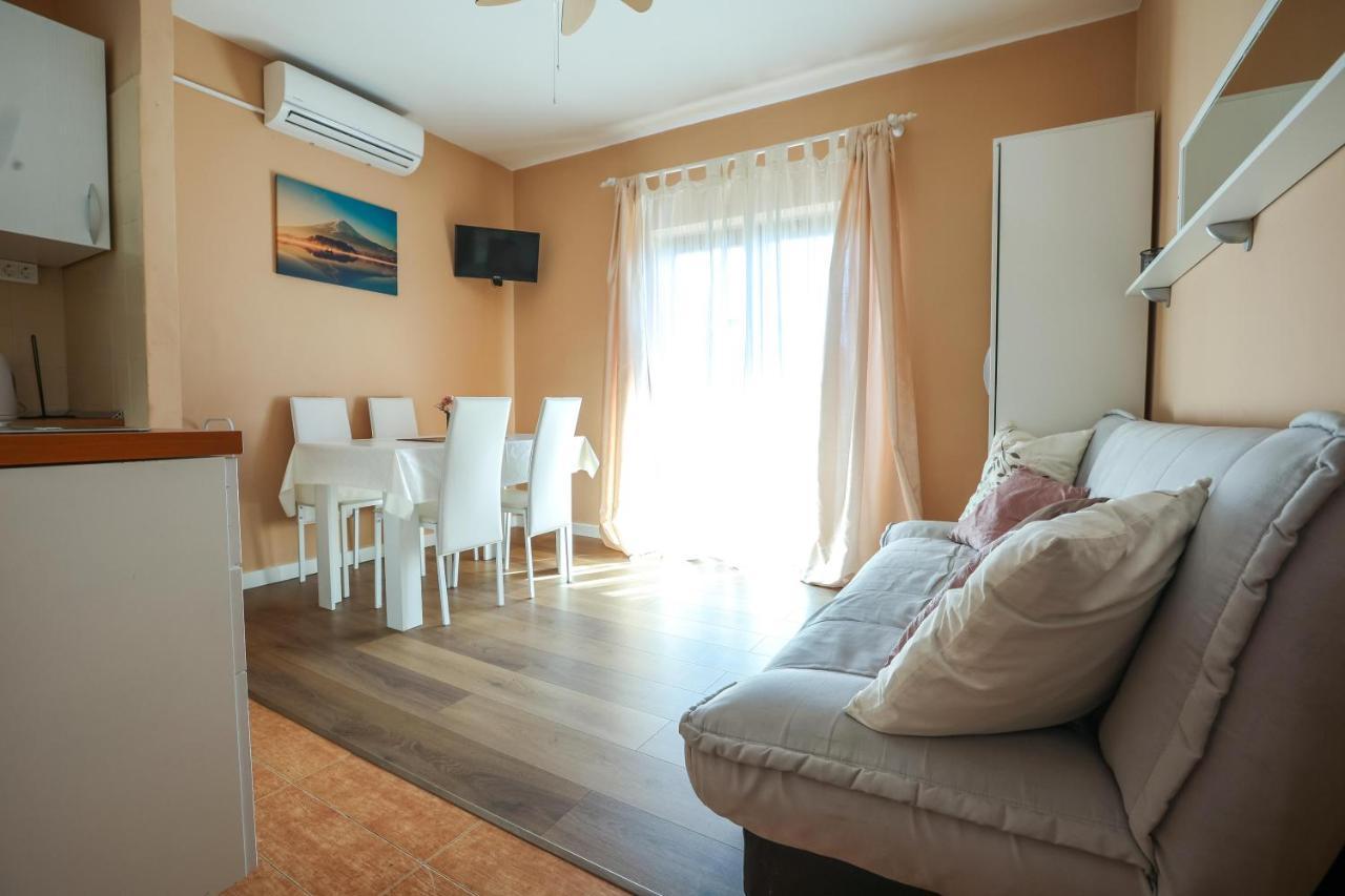 Apartments And Rooms Sinka Biograd Na Moru Eksteriør bilde